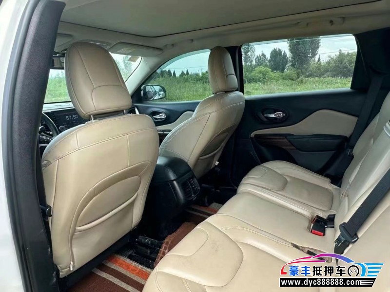 17年Jeep自由光轿车抵押车出售