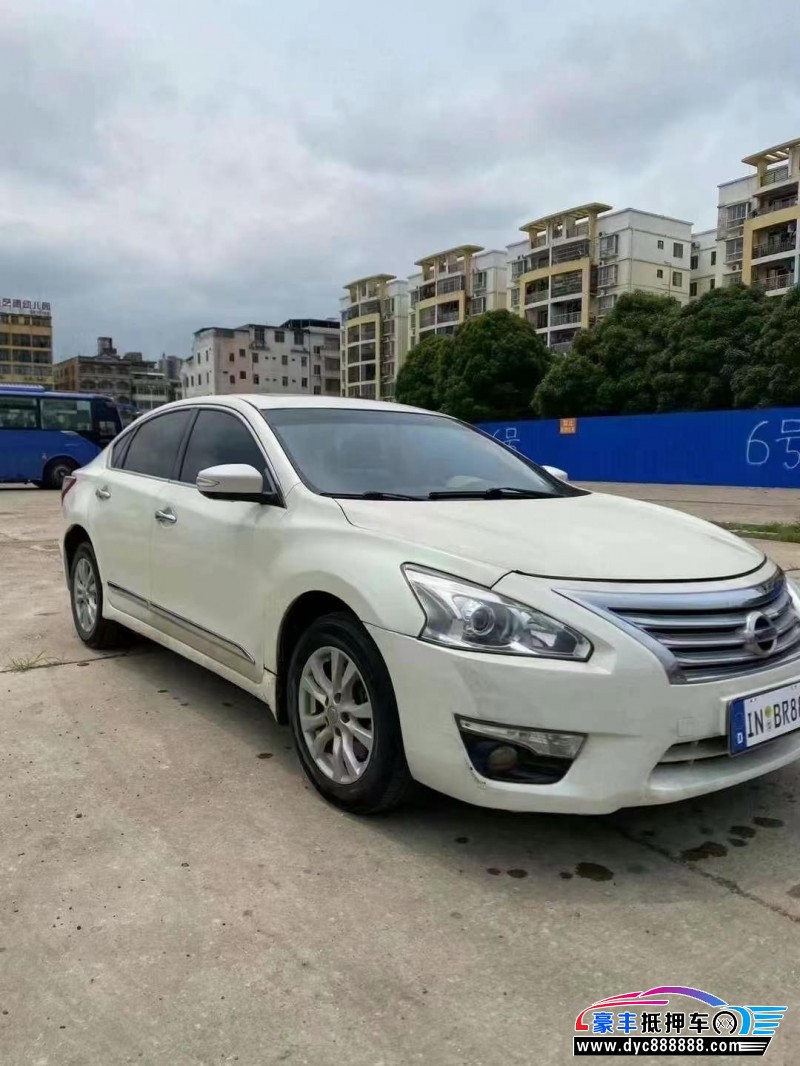 13年日产天籁轿车抵押车出售