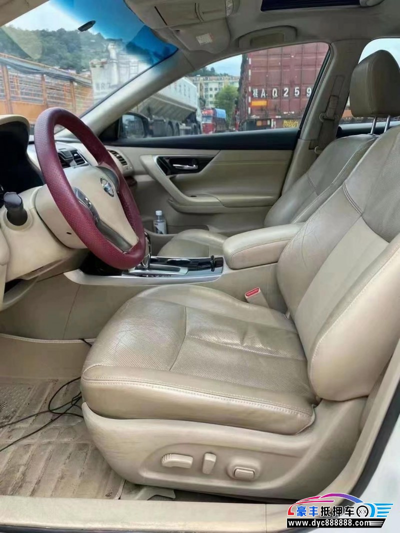 13年日产天籁轿车抵押车出售