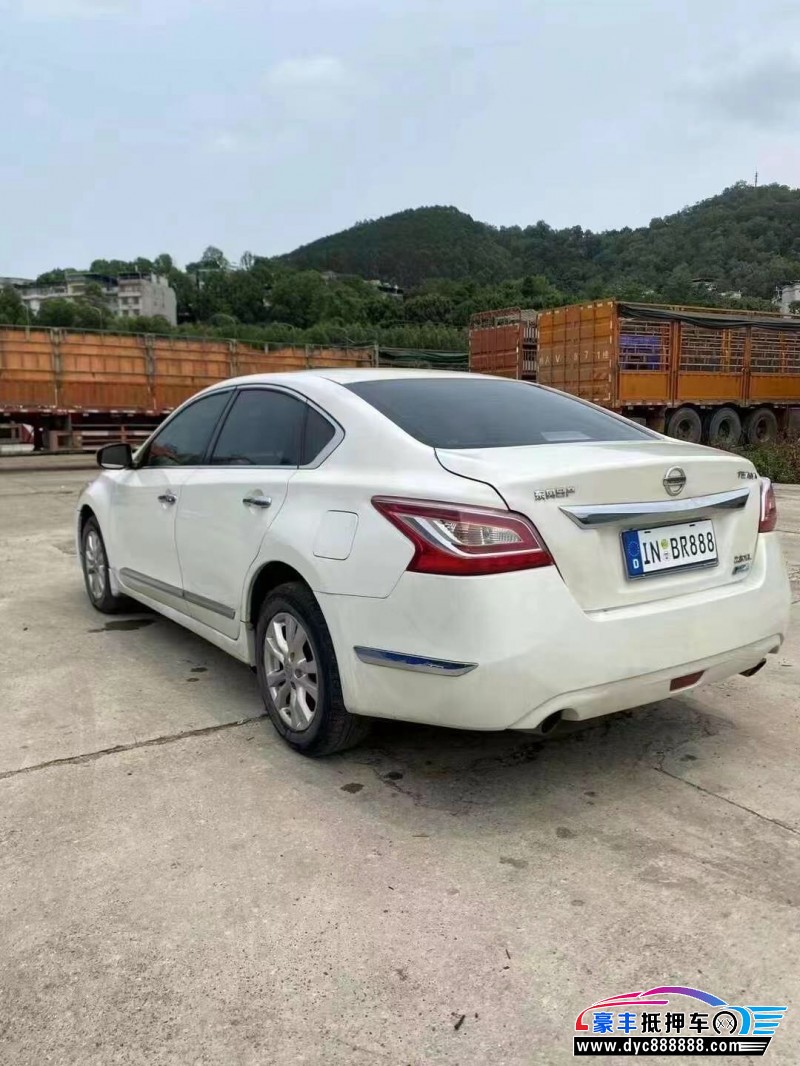13年日产天籁轿车抵押车出售