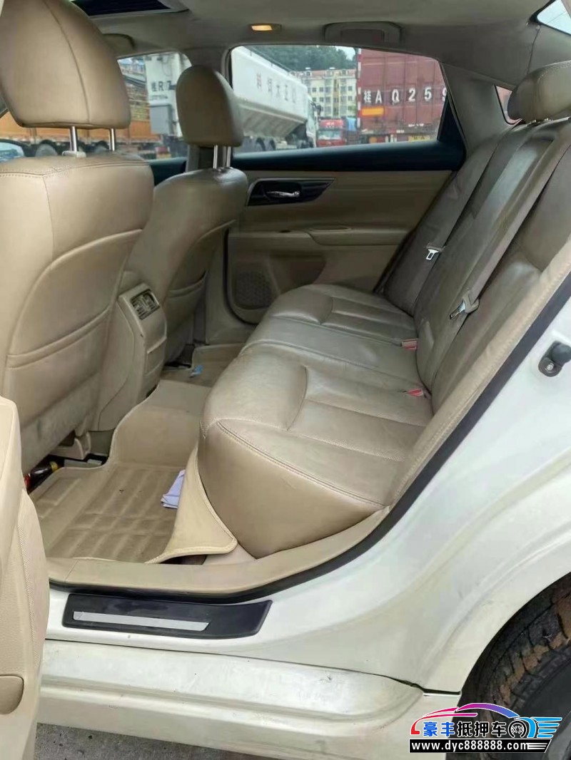 13年日产天籁轿车抵押车出售