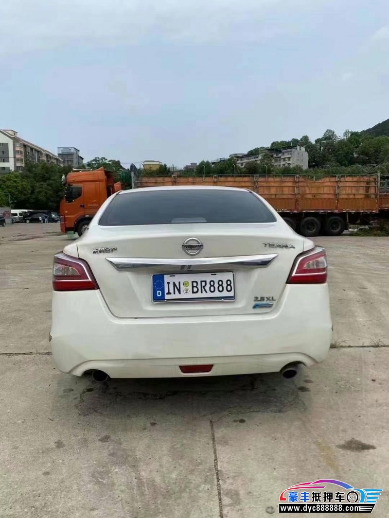 13年日产天籁轿车抵押车出售