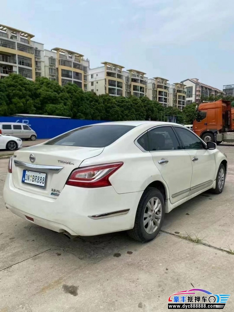 13年日产天籁轿车抵押车出售