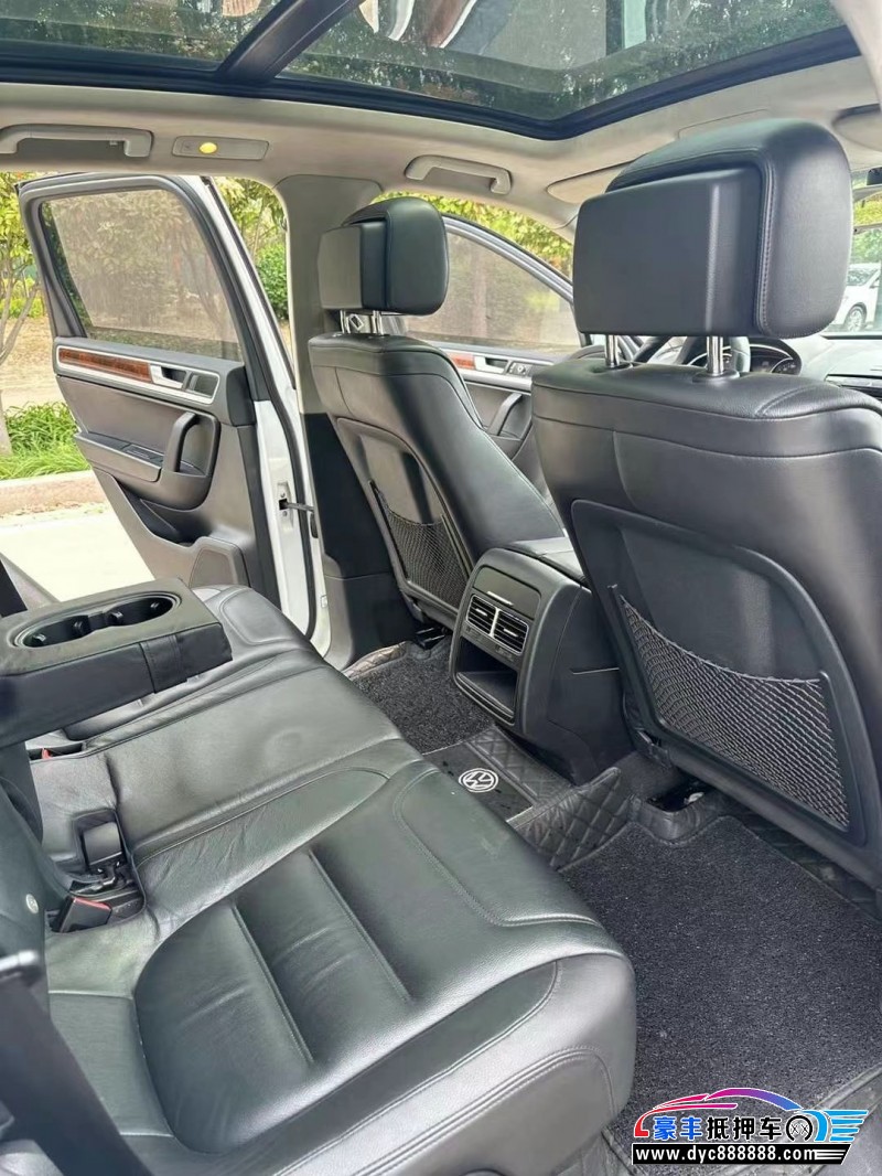 14年大众途锐轿车抵押车出售