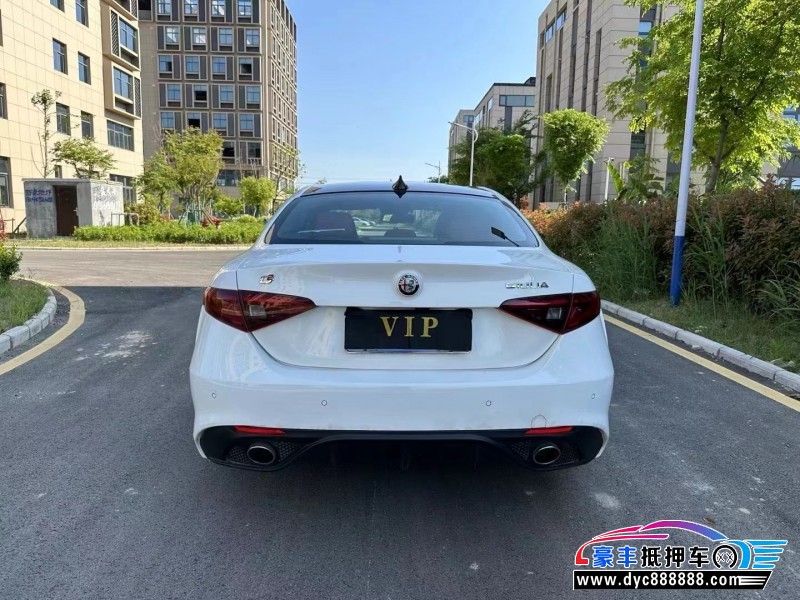 21年阿尔法·罗密欧Giulia轿车抵押车出售