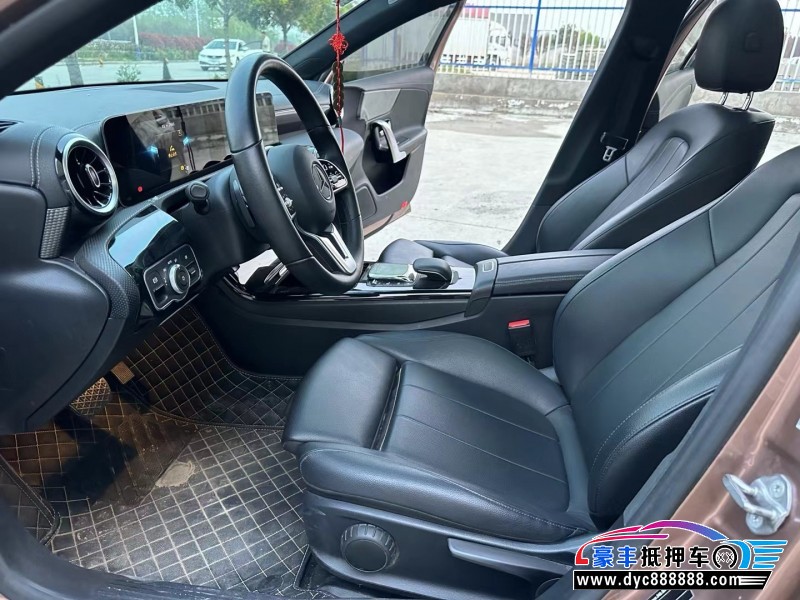 21年奔驰A轿车抵押车出售