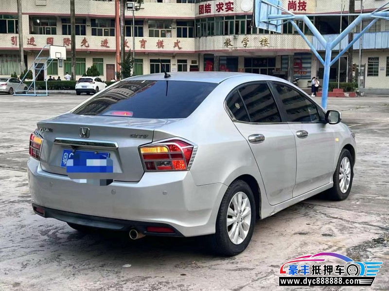 13年本田锋范轿车抵押车出售