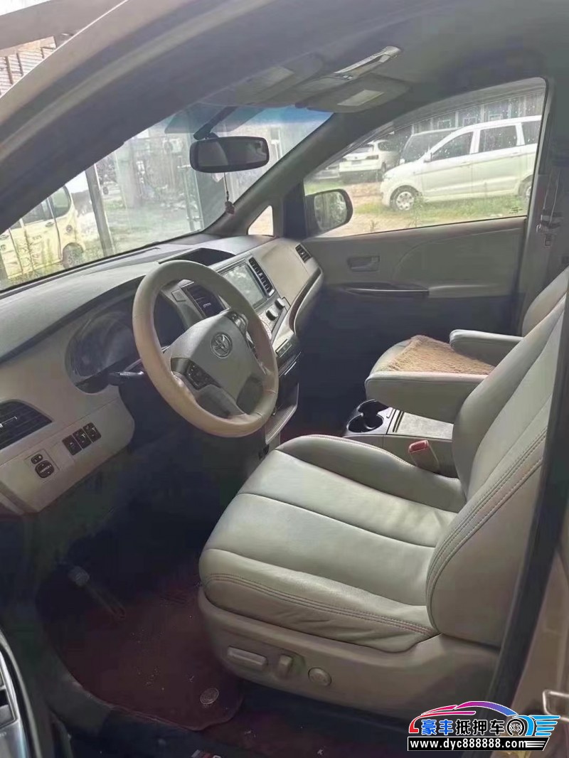 13年丰田塞纳轿车抵押车出售