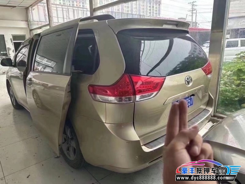 13年丰田塞纳轿车抵押车出售