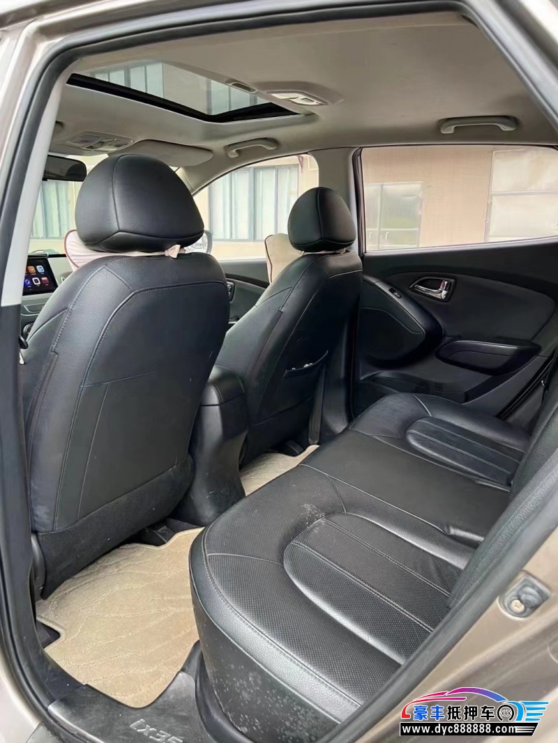 13年现代ix35轿车抵押车出售