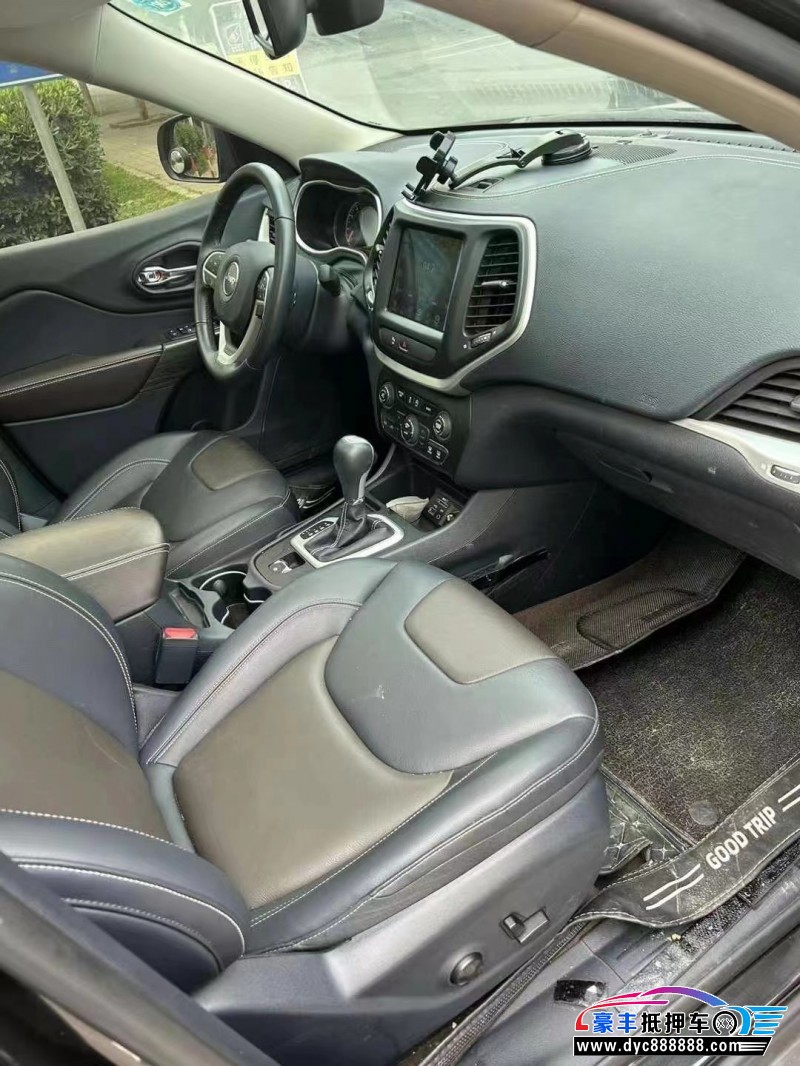 20年Jeep自由光轿车抵押车出售