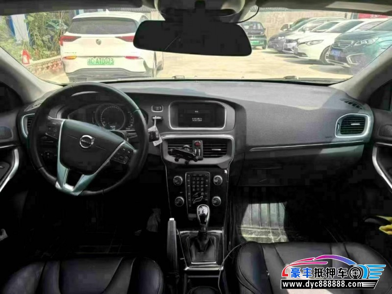 17年沃尔沃V40轿车抵押车出售