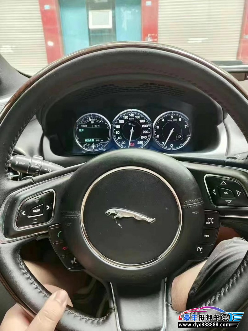 12年捷豹XJ轿车抵押车出售