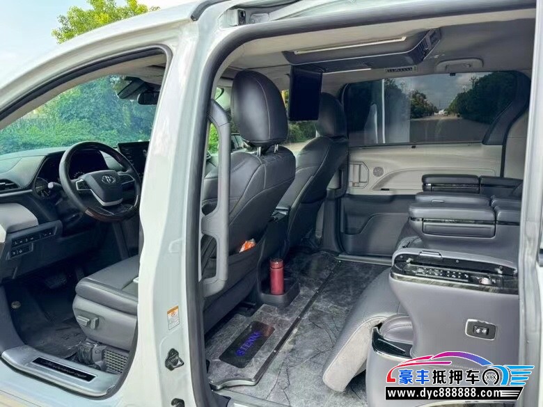 23年丰田塞纳轿车抵押车出售