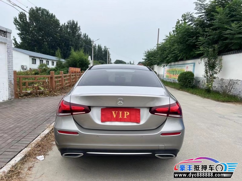 19年奔驰A轿车抵押车出售