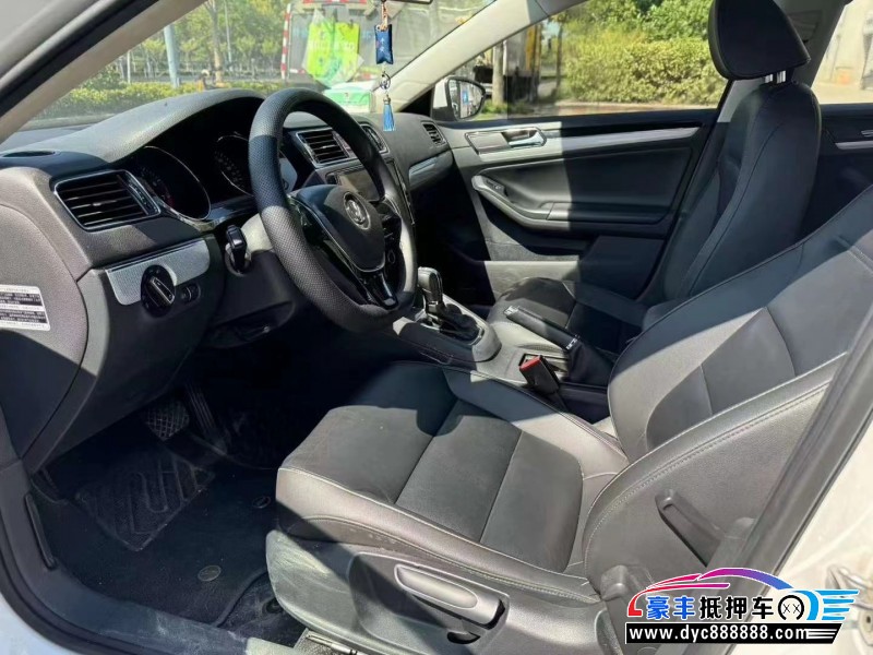 16年大众速腾轿车抵押车出售