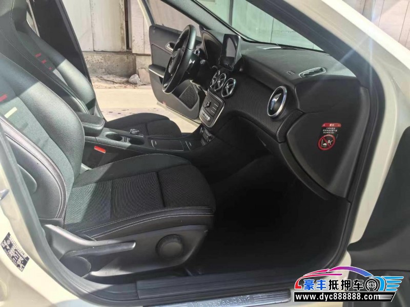 18年奔驰A轿车抵押车出售