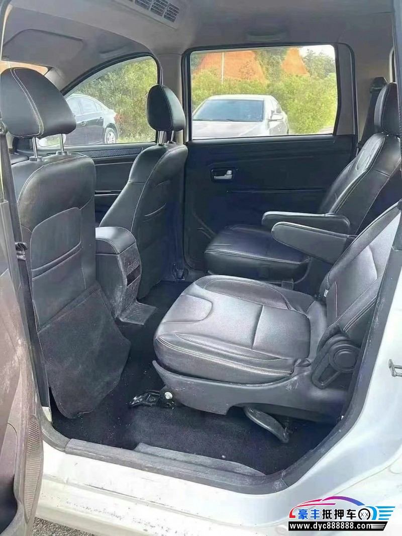 18年东风风光330轿车抵押车出售