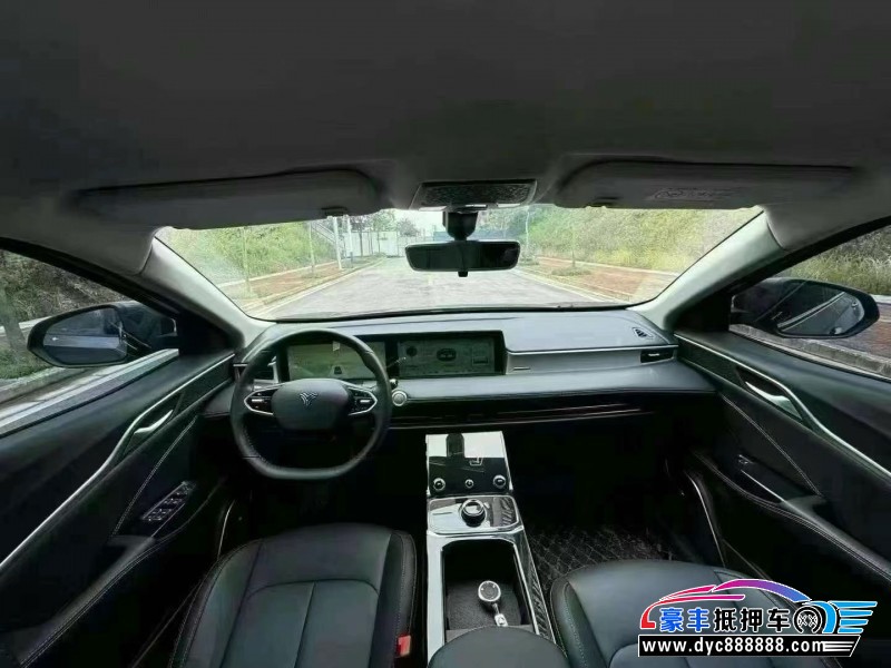 24年哪吒U轿车抵押车出售