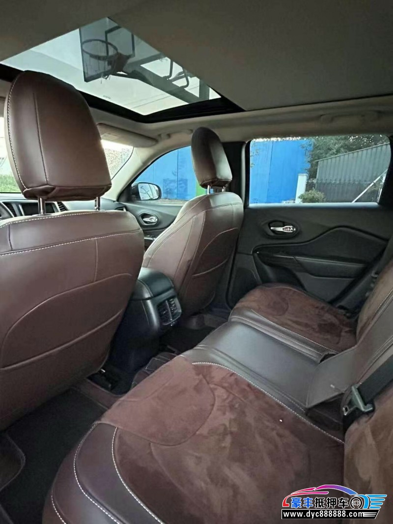 18年Jeep自由光轿车抵押车出售