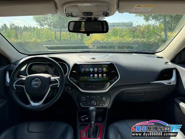 18年Jeep自由光轿车抵押车出售