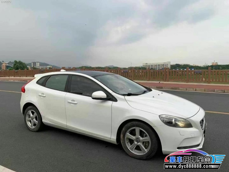 16年沃尔沃V40轿车抵押车出售