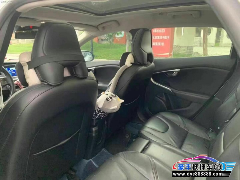 16年沃尔沃V40轿车抵押车出售