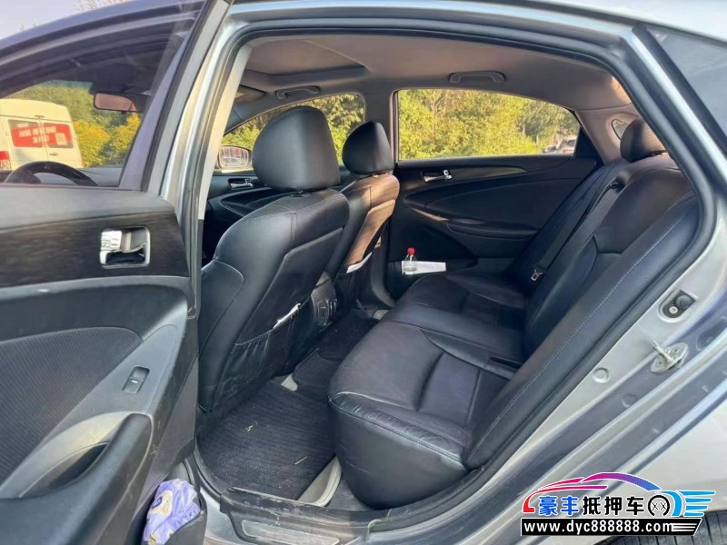 13年现代索纳塔轿车抵押车出售