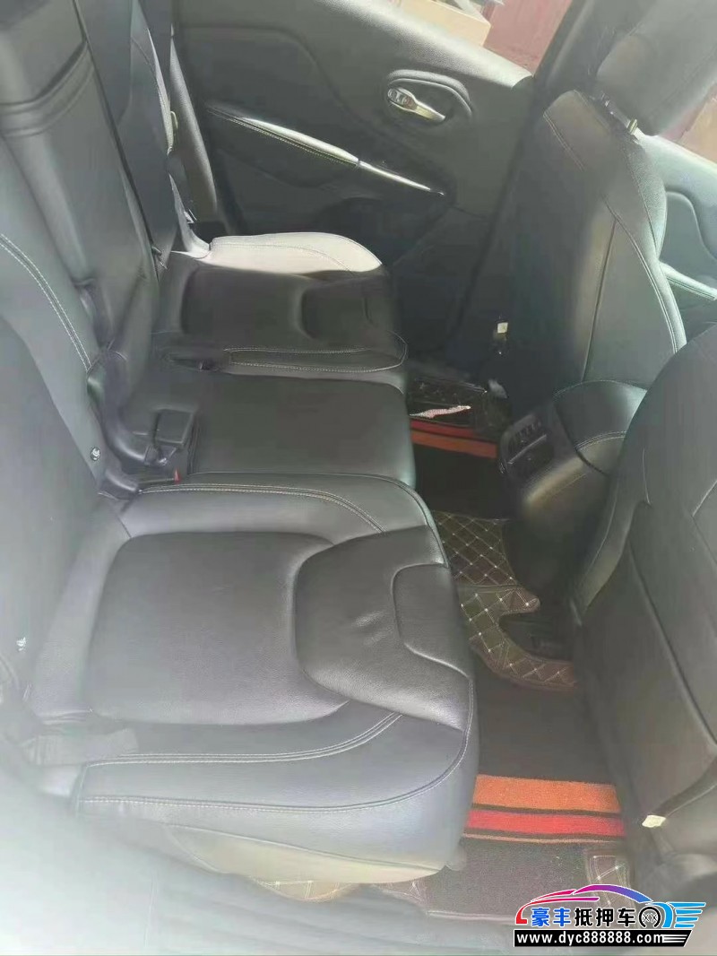 19年Jeep自由光轿车抵押车出售