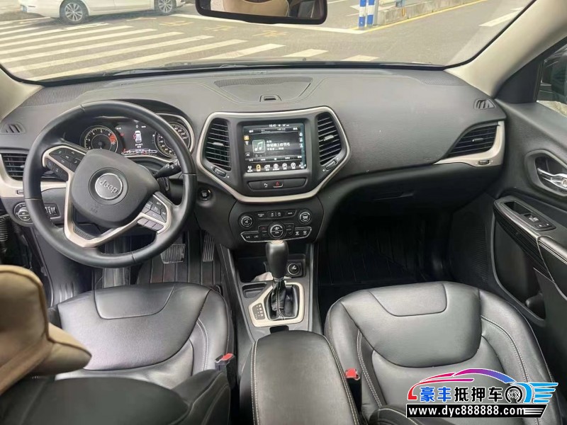 17年Jeep自由光轿车抵押车出售