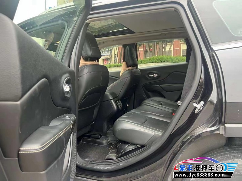 17年Jeep自由光轿车抵押车出售