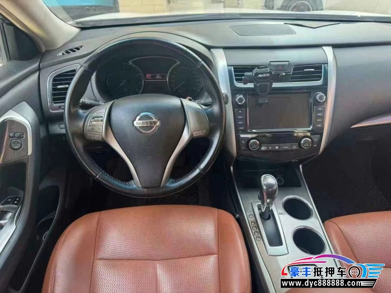 13年日产天籁轿车抵押车出售