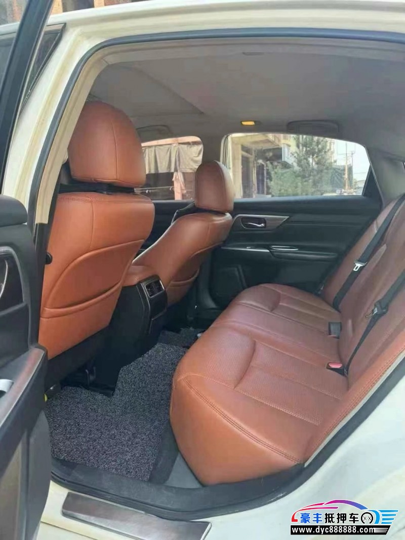 13年日产天籁轿车抵押车出售