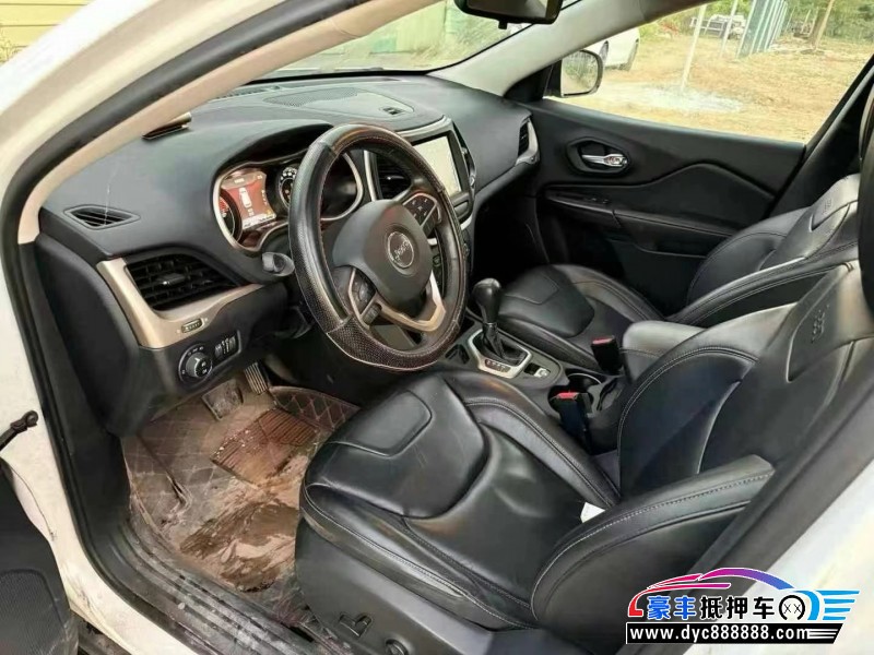 17年Jeep自由光轿车抵押车出售