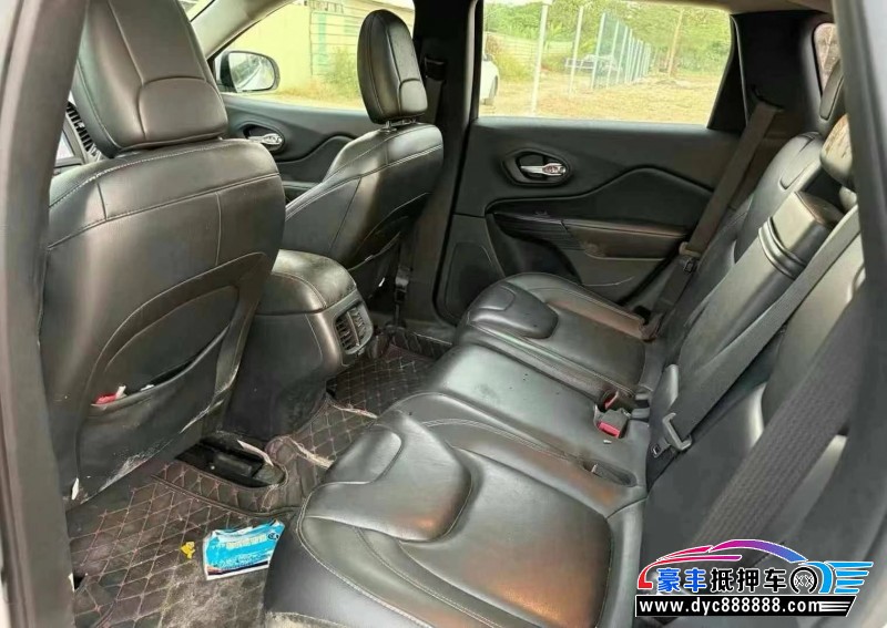 17年Jeep自由光轿车抵押车出售