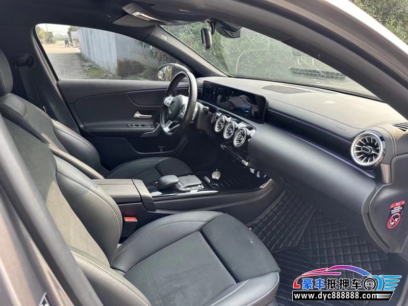 22年奔驰A轿车抵押车出售