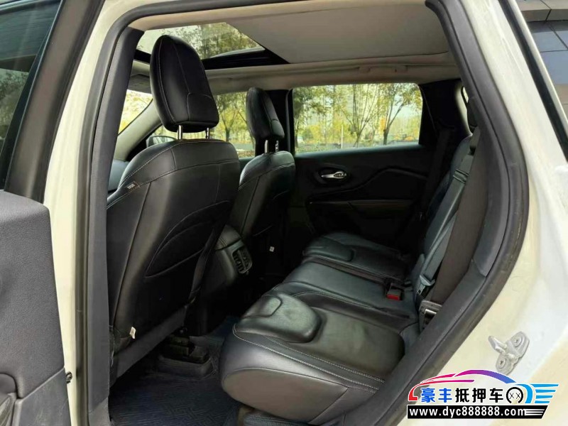 17年Jeep自由光轿车抵押车出售