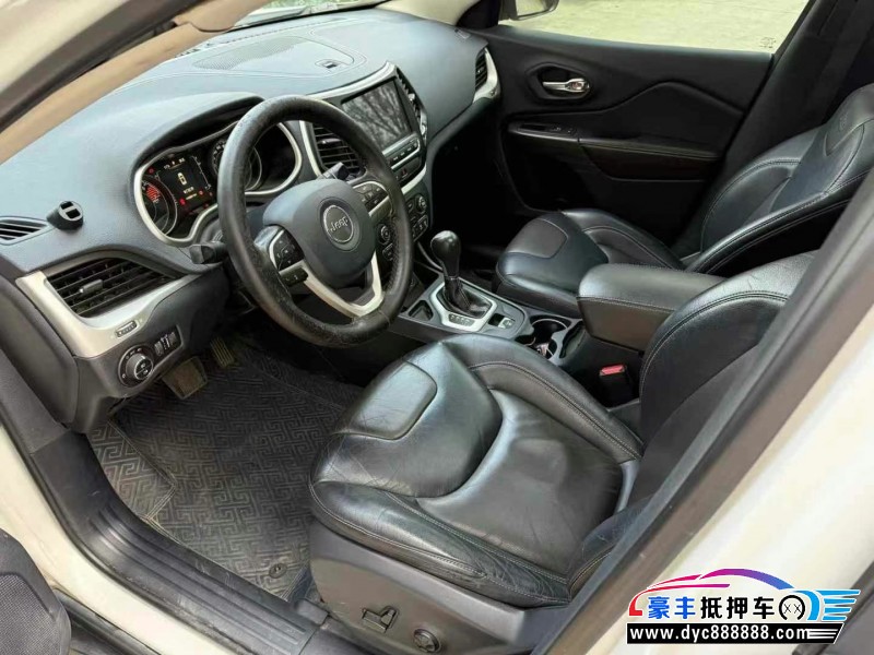 17年Jeep自由光轿车抵押车出售