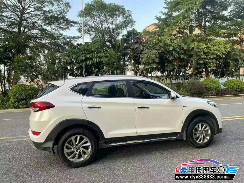 17年现代途胜轿车抵押车出售