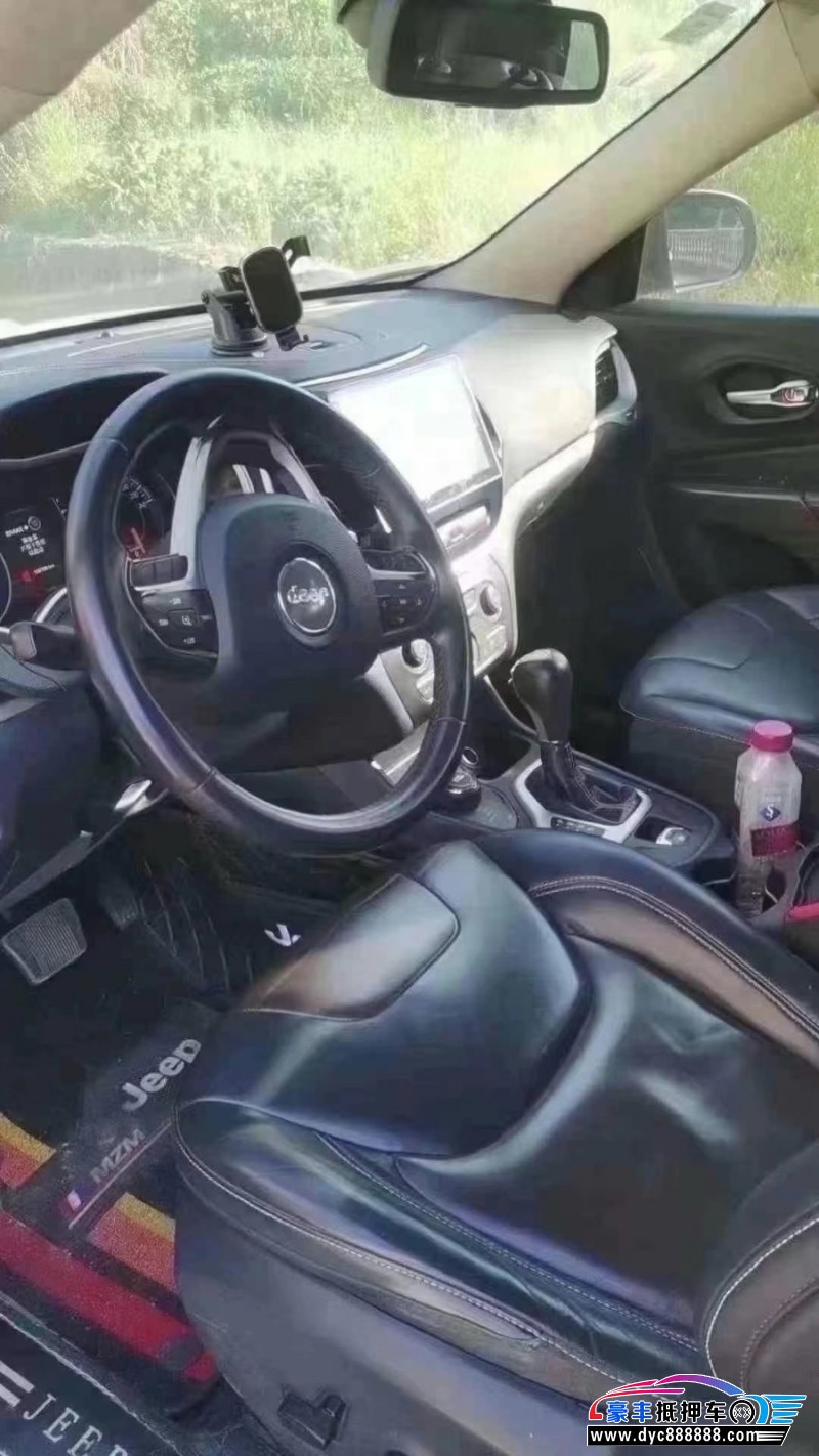16年Jeep自由光轿车抵押车出售