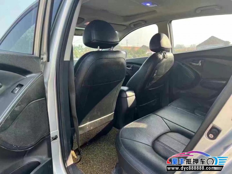 13年现代ix35轿车抵押车出售