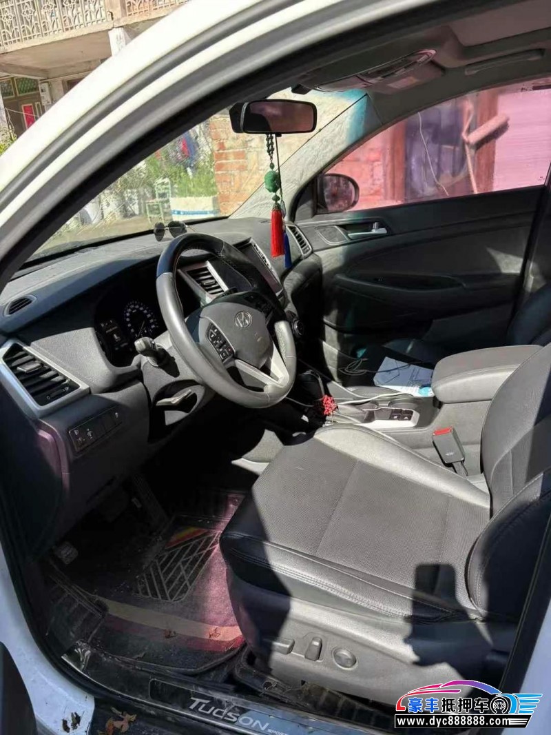 17年现代途胜轿车抵押车出售