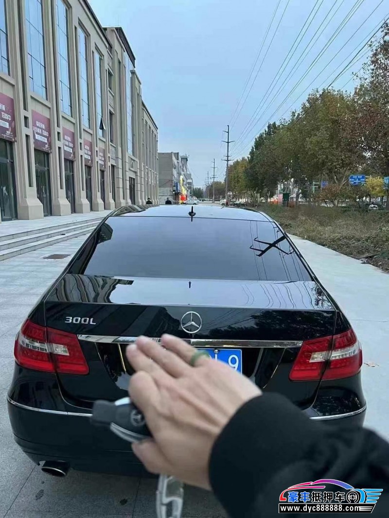 12年奔驰V轿车抵押车出售