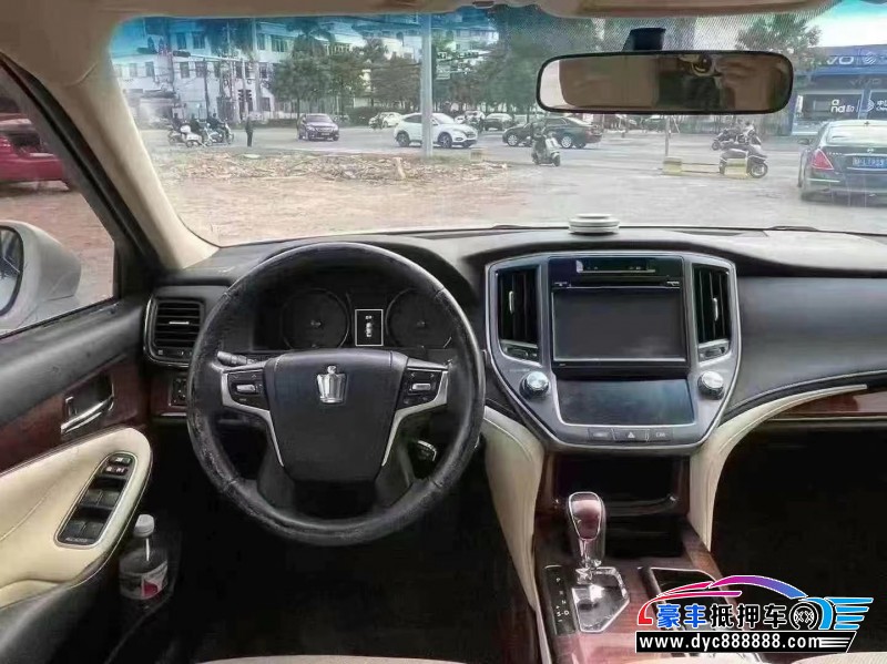 16年丰田皇冠轿车抵押车出售