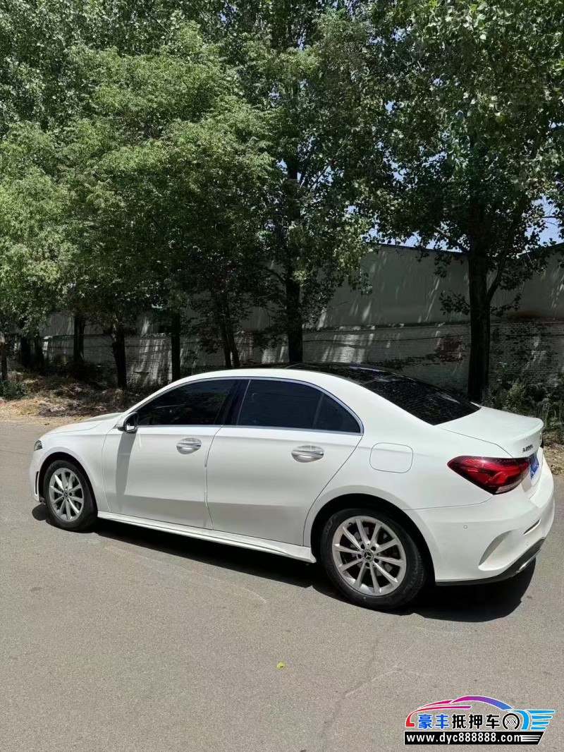 21年奔驰A轿车抵押车出售