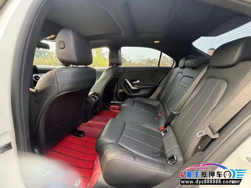 21年奔驰A轿车抵押车出售