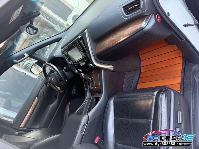 17年丰田埃尔法轿车抵押车出售