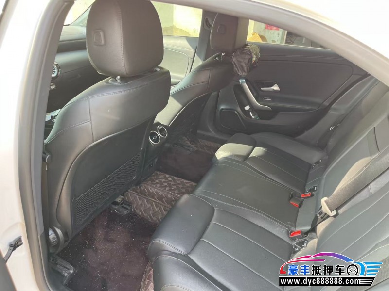 22年奔驰A轿车抵押车出售