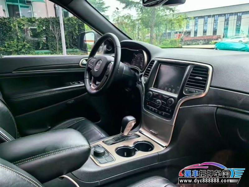 18年Jeep大切诺基轿车抵押车出售