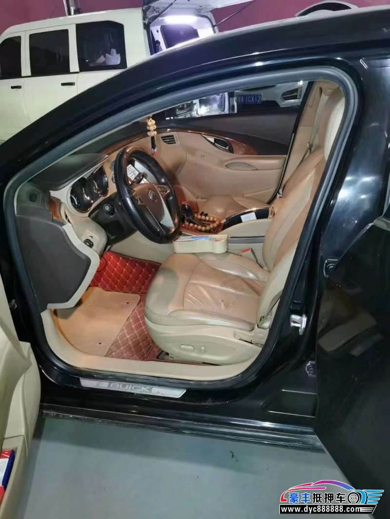 13年别克君越轿车抵押车出售